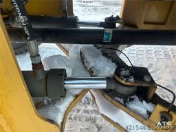 Powertrack L45 wheel loader w/ Flapwing bucket, bucket and pa