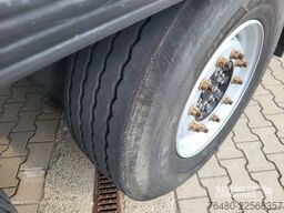 Schmitz Cargobull Tiefkühlkoffer Blumen