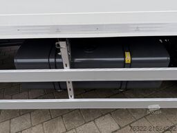 Renault D 12 LOW P4X2  210E6 / GESLOTEN BAK MET LAADKLE...