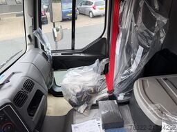 Renault D 12 LOW P4X2  210E6 / GESLOTEN BAK MET LAADKLE...