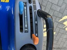 New Holland Boomer 25 C + Sauerburger UMN 1400