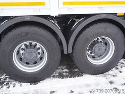 Mercedes-Benz Arocs 2633 flatbed truck / Crane FASSI