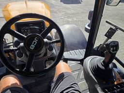 JCB Fastrac 8330