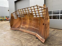 Caterpillar D9U Blade