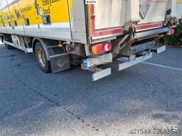 DAF LF 180 FA with side opening and lift