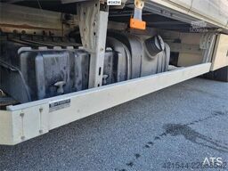DAF LF 180 FA with side opening and lift