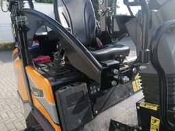 GIANT G2700 X-tra HD with loader bucket and palletfork