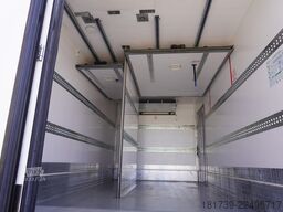 Renault D12 / Lamberet refrigerated truck / lift