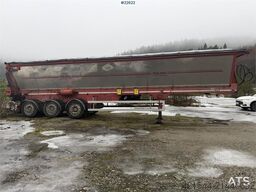  Vest-Trail Red River asphalt semi with a push-off
