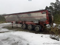  Vest-Trail Red River asphalt semi with a push-off
