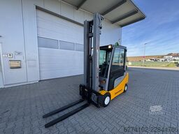 Jungheinrich EFG320 + Ladegerät 3753--EK