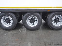 Lamberet refrigerated semi-trailer / Carrier