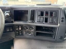 Volvo FM 370 6x2 BOX 8m15 - LIFT + STEERING AXLE - EU...
