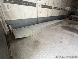 Ekeri Box semi-trailer with aluminium ramps