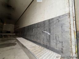 Ekeri Box semi-trailer with aluminium ramps