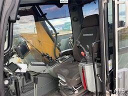 Liebherr R914 excavator with GPS, bucket, and tiltrotator.