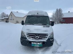 Mercedes-Benz Sprinter 4x2 w/ 2 sets of tires and ramp