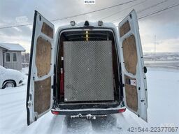 Mercedes-Benz Sprinter 4x2 w/ 2 sets of tires and ramp