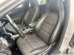 MERCEDES-BENZ A 180 Urban Pano/Auto/Navi/PDC