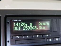 Volvo FM 380 6x2 Geisoleerde bakwagen +Klep 2.000 kg ...