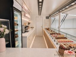 Torten und Kuchen Verkaufsanhänger. Individuell ausgebauter Verkaufsanhänger