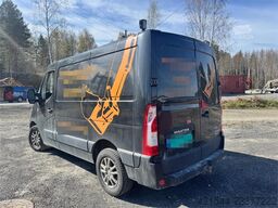 Renault Master van with two sets of tires.