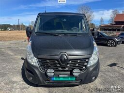 Renault Master van with two sets of tires.