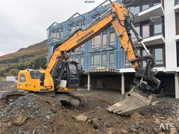 Liebherr R920 LC reduced-tail-swing excavator with GPS, 2 b