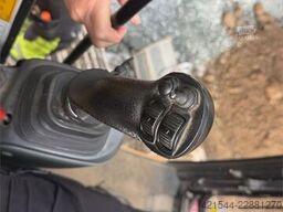 Liebherr R920 LC reduced-tail-swing excavator with GPS, 2 b