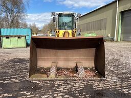 Liebherr L 522 with High-Tipping Bucket