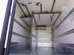 Renault D12 / Lamberet refrigerated truck / lift