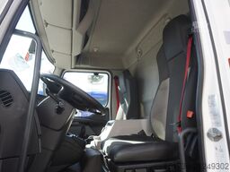 Renault D12 / Lamberet refrigerated truck / lift