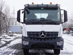 Mercedes-Benz Arocs 2633 flatbed truck / Crane FASSI