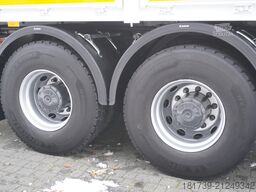 Mercedes-Benz Arocs 2633 flatbed truck / Crane FASSI