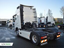 VOLVO FH 460 Globetrotter XL i-Save SideSkirts