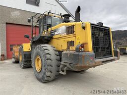 Komatsu WA500-7 wheel loader with a bucket