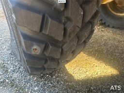 Volvo L35B wheel loader w/ bucket, pallet forks and new