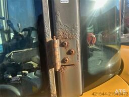 Volvo L35B wheel loader w/ bucket, pallet forks and new
