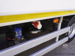 Renault D12 / Lamberet refrigerated truck / lift