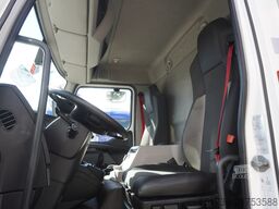 Renault D12 / Lamberet refrigerated truck / lift