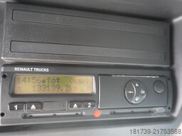 Renault D12 / Lamberet refrigerated truck / lift