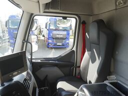 Renault D12 / Lamberet refrigerated truck / lift