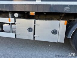 Ekeri box semi-trailer with full side opening and lift