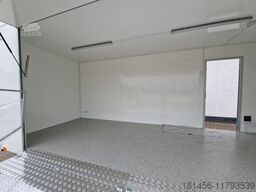 trailershop mobile Messe Event Bühne Kofferanhänger 550cm mit Treppe Strom isoliert verfügbar