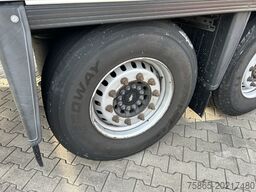 Schmitz Cargobull SCB S3B / Box Trailer / 2x Liftas / APK TUV 09-26