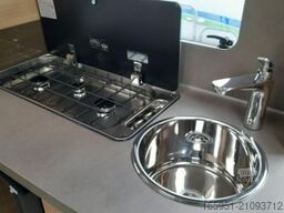 Knaus Südwind 460 EU 60 Years Gaspaket, Bugfenster