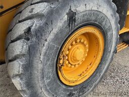 Volvo L90F Wheel Loader w/ Bucket and Pallet Forks – Low