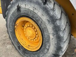 Volvo L90F Wheel Loader w/ Bucket and Pallet Forks – Low