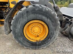 Volvo L90F Wheel Loader w/ Bucket and Pallet Forks – Low