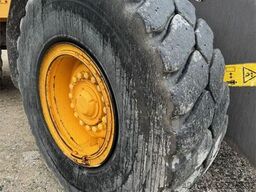 Volvo L90F Wheel Loader w/ Bucket and Pallet Forks – Low